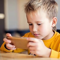 Děti s neomezeným přístupem k mobilu? Ohlídejte si těchto pár zásadních věcí