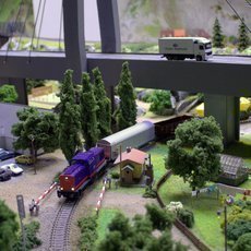 vlak pod mostem