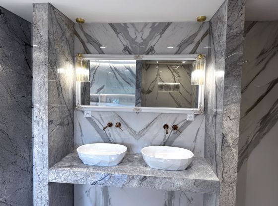 Mramorový efekt bez kompromisů: Když přírodní kámen ustoupí keramice Mramorový efekt bez kompromisů: Když přírodní kámen ustoupí keramice