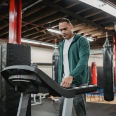 Zimn� fitness trendy: Co p�iv�d� klienty do posiloven a jakou roli hraje vybaven� fitness centra?