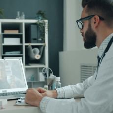 Novinky ve zdravotnictv�: jak se m�n� praktick� l�ka�stv�