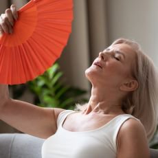 Zapome�te na n�valy! Byliny na menopauzu je zm�rn�