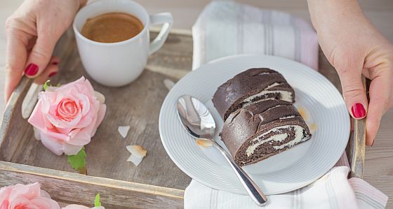 tmavý závin s náplní tvarohovou kokosovou tmavý závin s náplní tvarohovou kokosovou