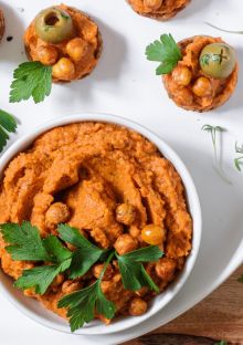 Kanapky s paprikovou pomazánkou s cizrnou Kanapky s paprikovou pomazánkou s cizrnou