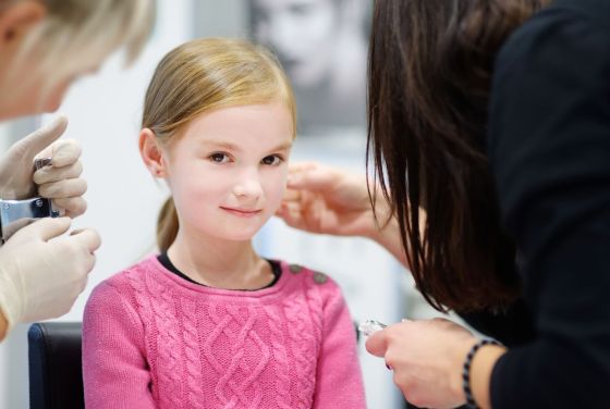 Propíchnutí uší vs. nastřelení náušnic: Která metoda je šetrnější? Propíchnutí uší vs. nastřelení náušnic: Která metoda je šetrnější?