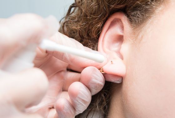 Propíchnutí uší vs. nastřelení náušnic: Která metoda je šetrnější? Propíchnutí uší vs. nastřelení náušnic: Která metoda je šetrnější?