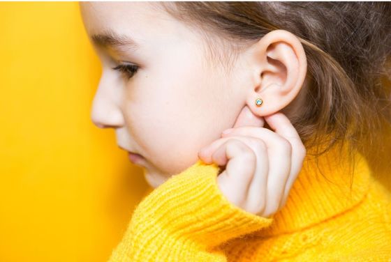 Propíchnutí uší vs. nastřelení náušnic: Která metoda je šetrnější? Propíchnutí uší vs. nastřelení náušnic: Která metoda je šetrnější?