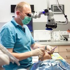 Proč může ztmavnout i jediný zub? Proč může ztmavnout i jediný zub?