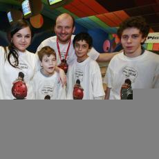 Nadace Nova se zastnila tradinho charitativnho bowlingovho turnaje