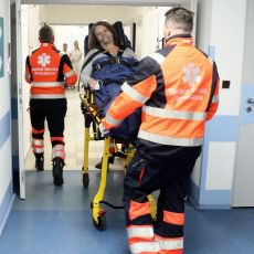 Nemocnice 24/7 od 9. 3. na Prim�: Torze varlat, pop�leniny, septick� �ok i dal�� diagn�zy zam�stnaj� l�ka�e z urgentu. Budete p�i tom?