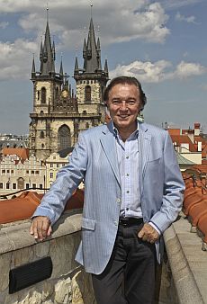 Karel Gott na Karlov mostu