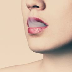 �eny plat� za ka�dou cigaretu o 5 minut �ivota v�c ne� mu�i