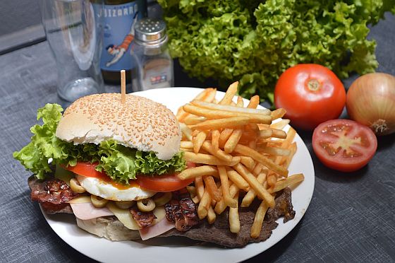Pokud si chcete jednou za as dopt kvalitn hamburger nebo jin kalorick jdlo, rozhodn se nemuste stresovat pesnm obsahem blkovin