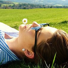žena na louce žena na louce