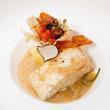 fotka Halibut pošírovaný v olivovém oleji s královským krabem, podávaný s pórkem na bílém víně a jemným bramborovým pyré přelitý humřím bisquem