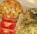 Brambory s mletou červenou paprikou a cibulkou