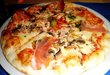 fotka Pizza s kaprem, sýrem a olivami