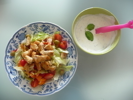FOTKA - Zeleninov salt s grilovanm kuecm a jogurtovm pelivem