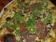 fotka Omeletov pizza se srem, rajaty a bazalkou